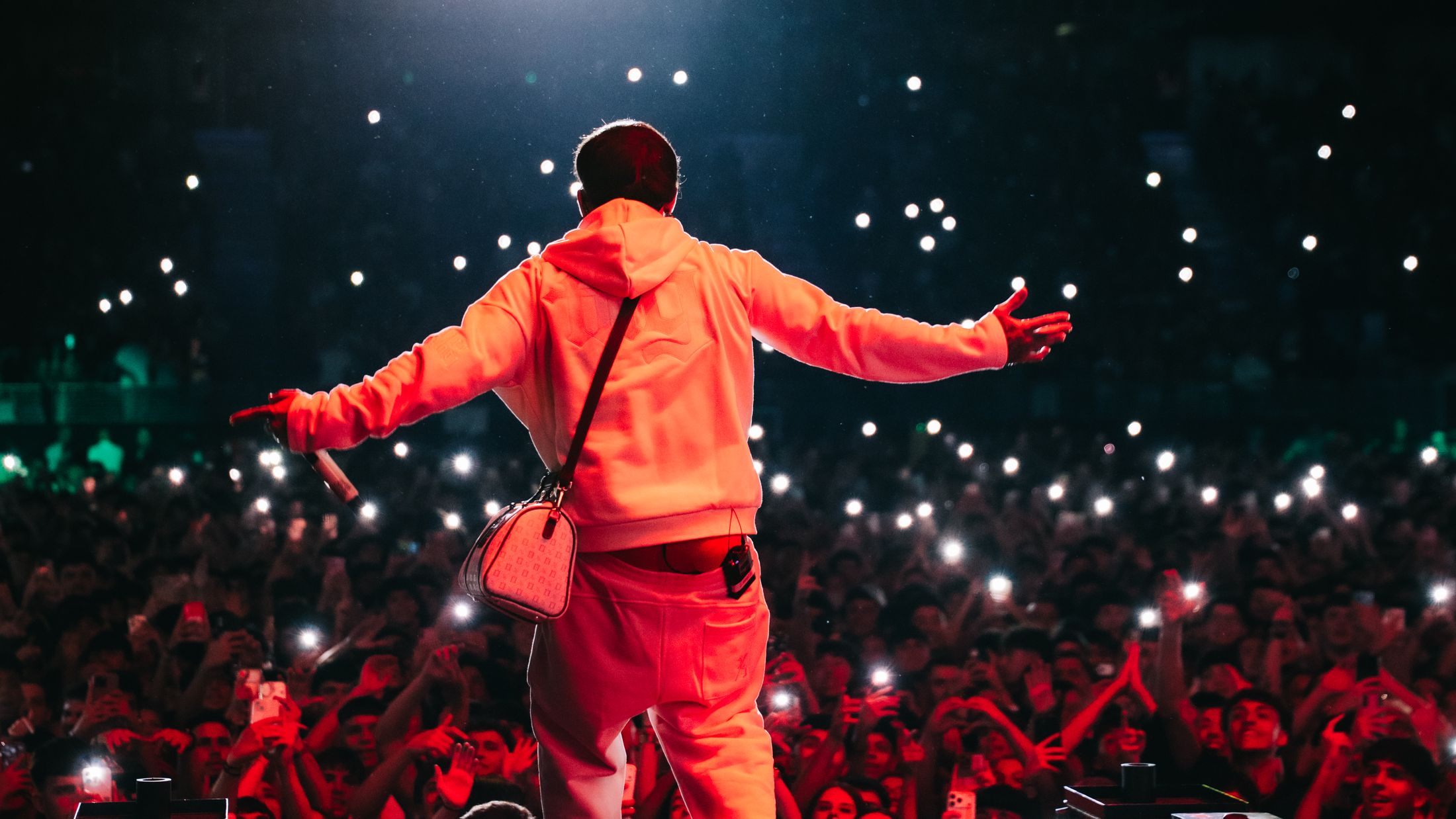 Bryant Myers opens his arms towards the Movistar Arena crowd