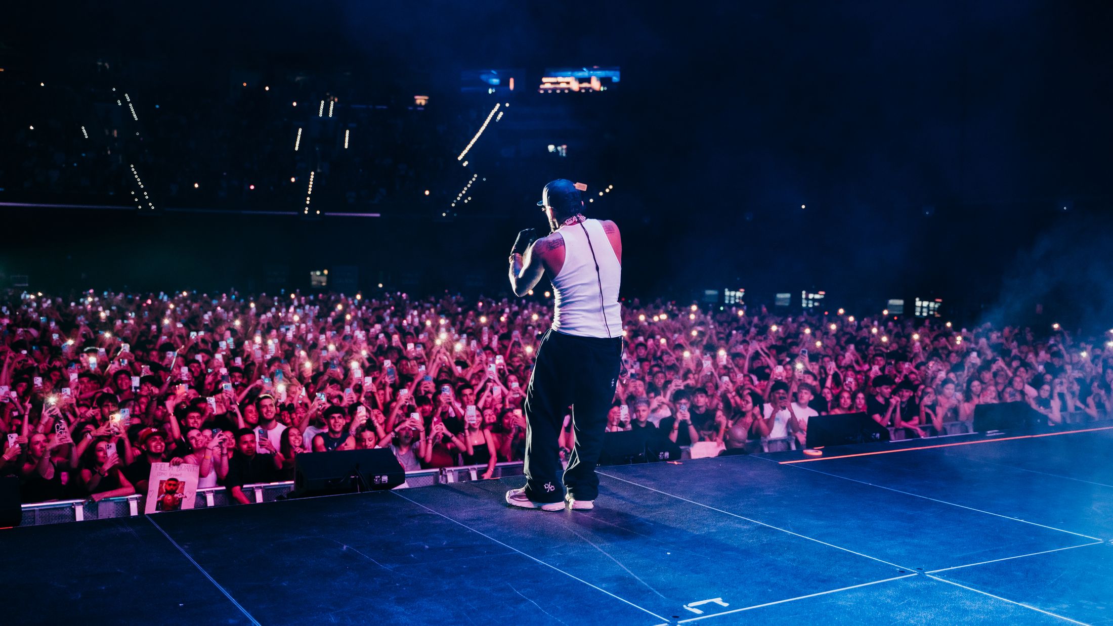 Bryant Myers in front of the packed Roig Arena in Valencia