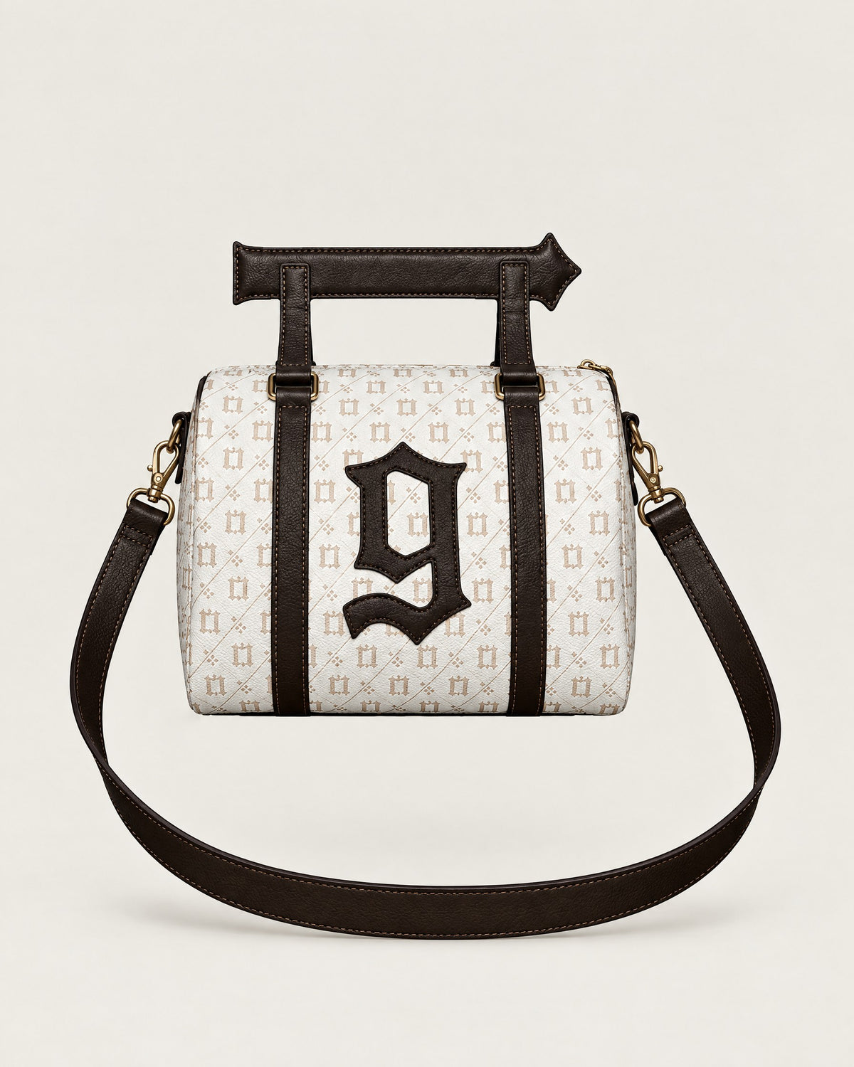 One Percent Cross Body Purse (Creme and Brown), de frente, con la «g» en piel negra y la correa