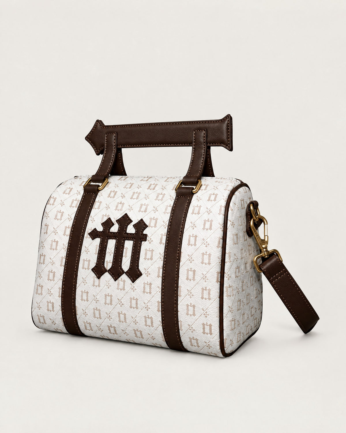 One Percent Cross Body Purse (Creme and Brown), de tres cuartos, con la «m» en piel negra