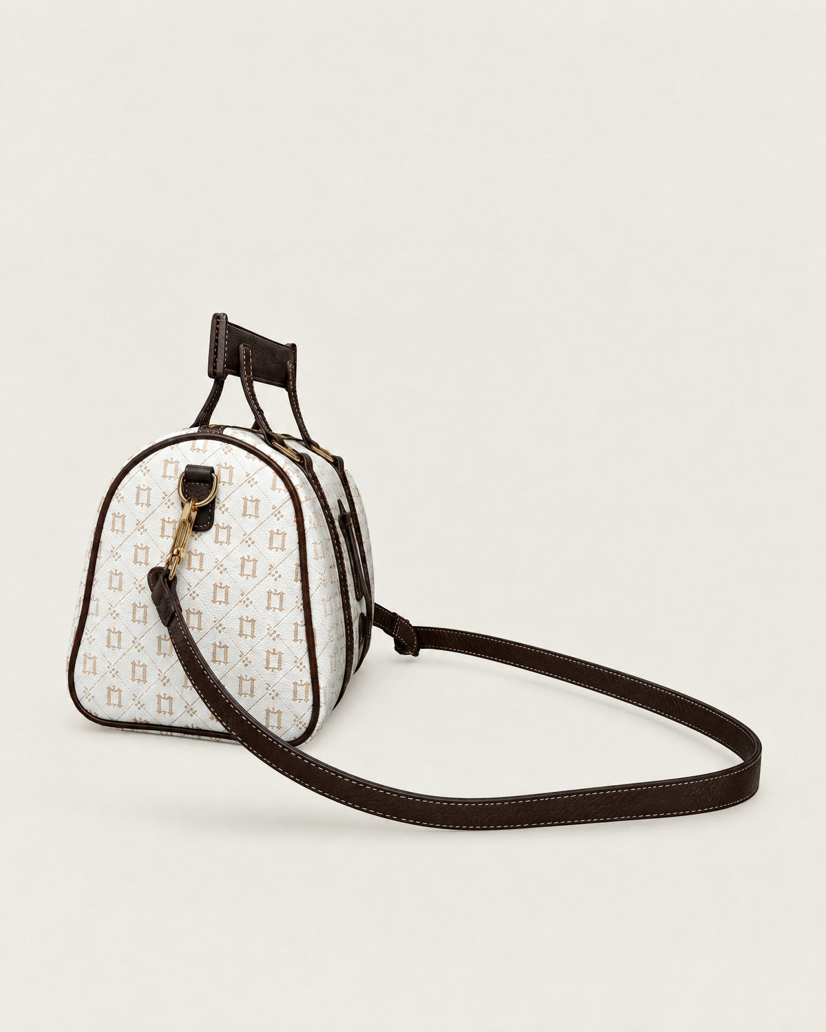 One Percent Cross Body Purse (Creme and Brown), extremo con la correa