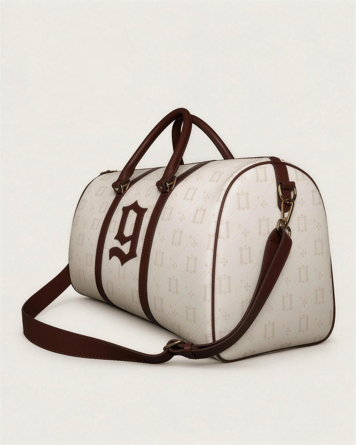 One Percent Weekender Bag (Creme and Brown), de tres cuartos, con la correa