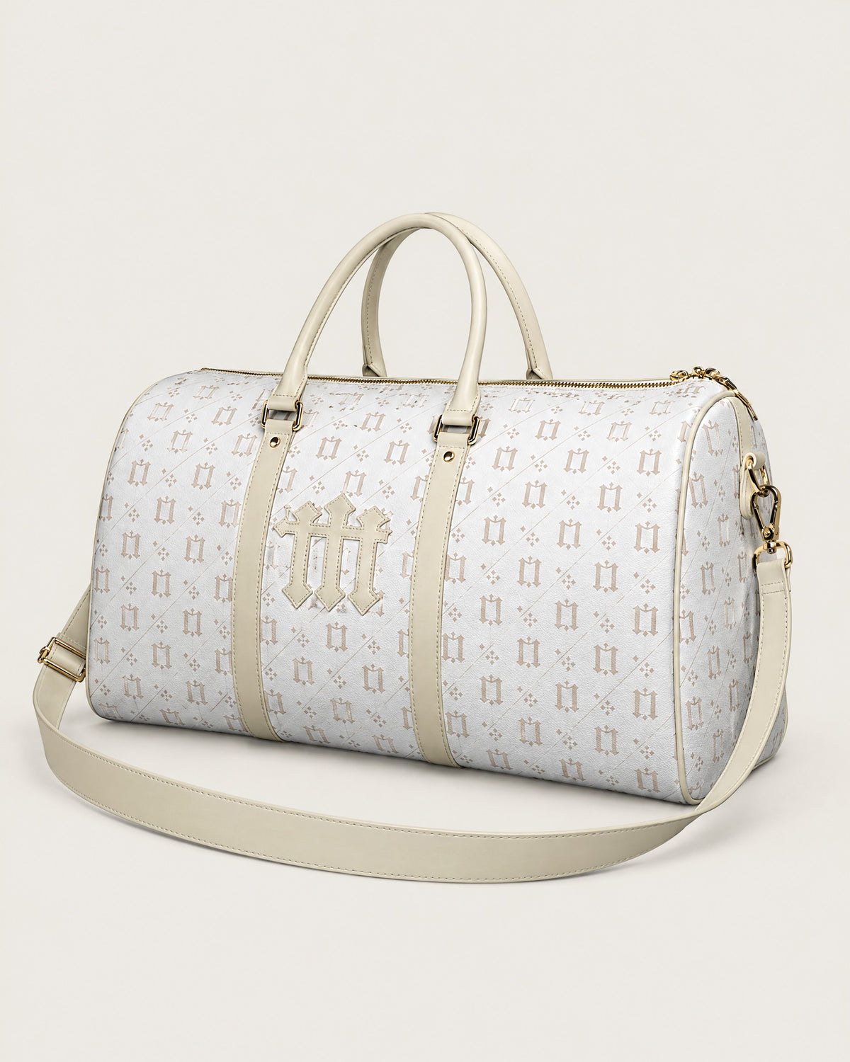 One Percent Weekender Bag (Creme and White), de tres cuartos, con la «m» en piel crema