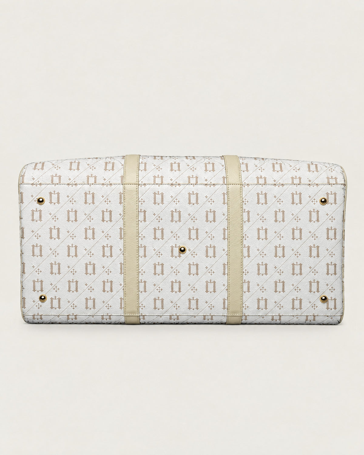 One Percent Weekender Bag (Creme and White), base con sus apoyos dorados