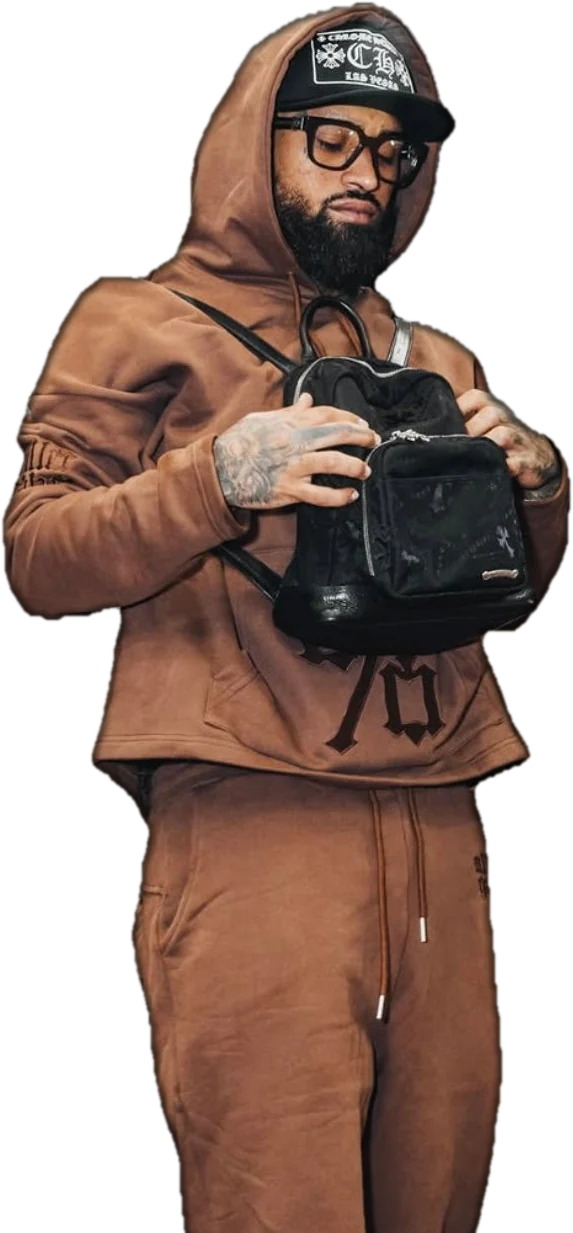 Bryant Myers con el Brown Hoodie y el Brown Pants