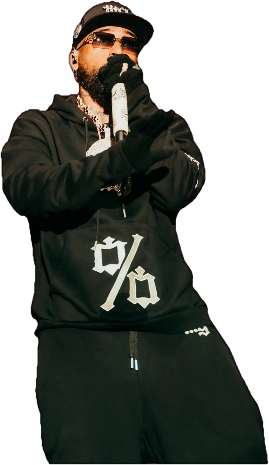 Bryant Myers canta con la Hoodie negra del %