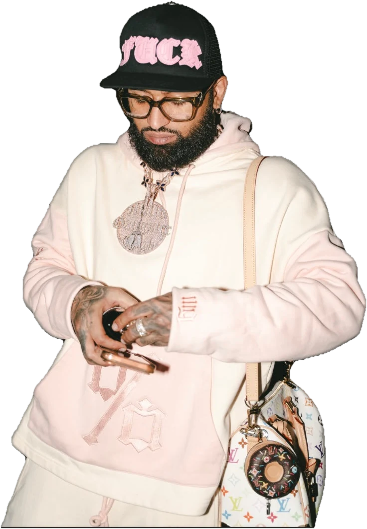 Bryant Myers con la Pink & Creme Hoodie