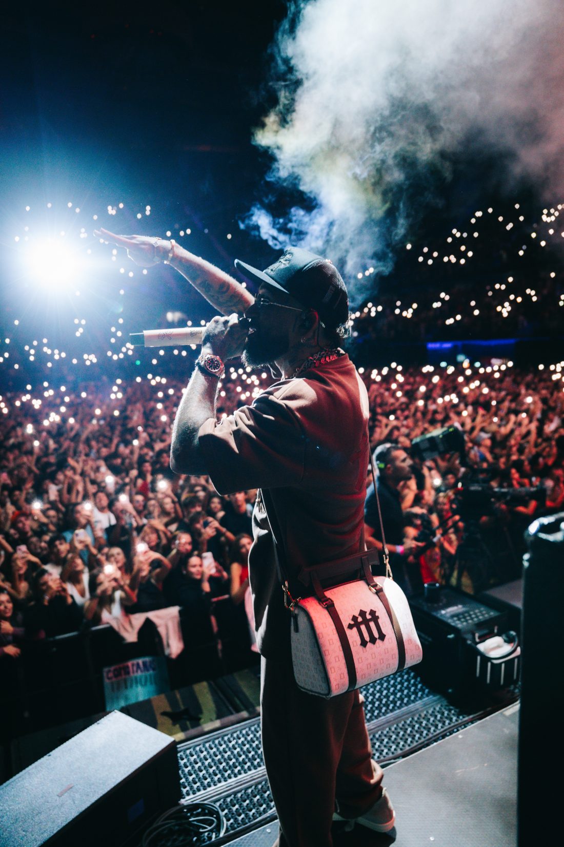 Bryant canta con el bolso Millo Gang entre chorros de CO2