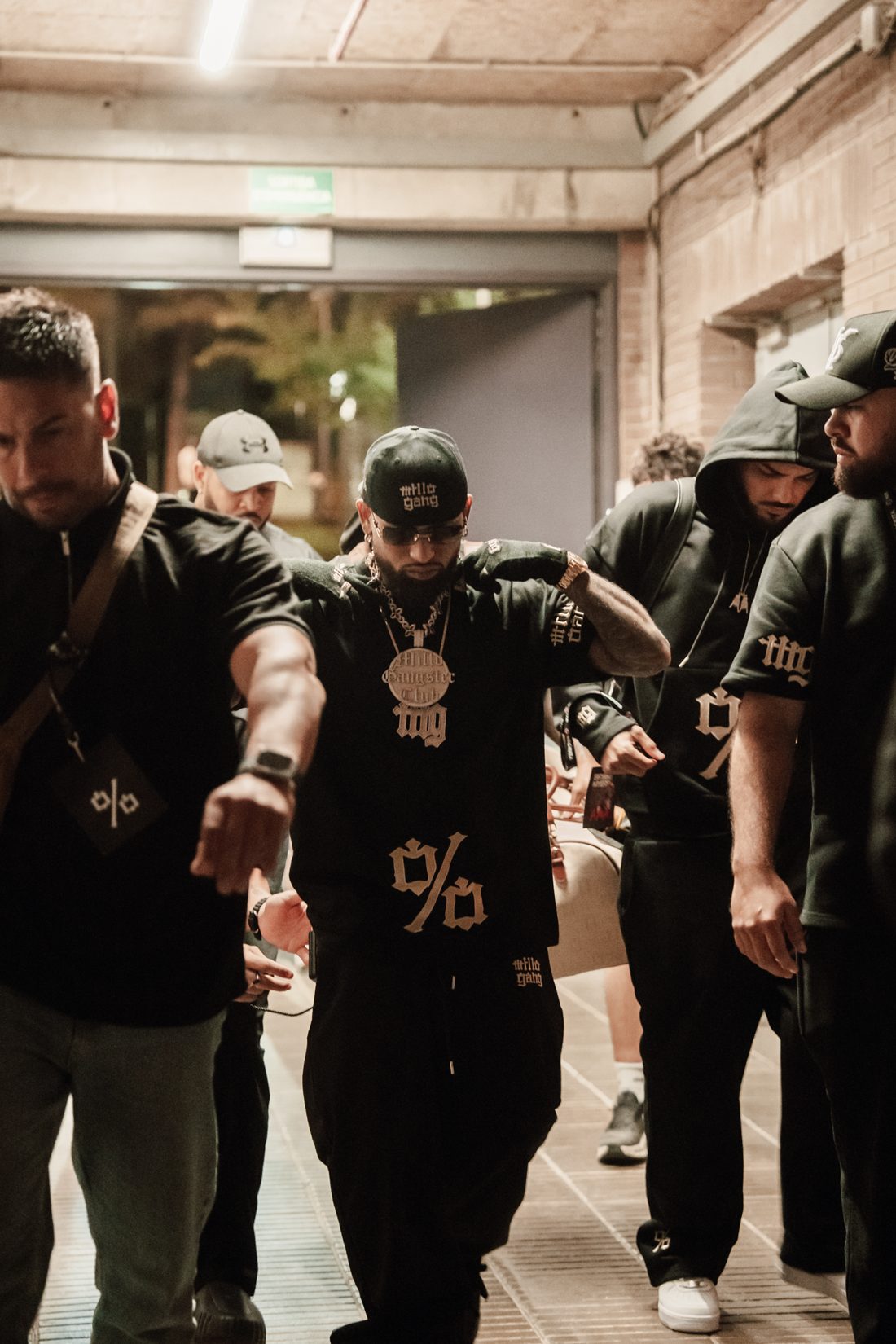 Bryant baja el pasillo con su equipo, con la Black Tee y el Track Pants