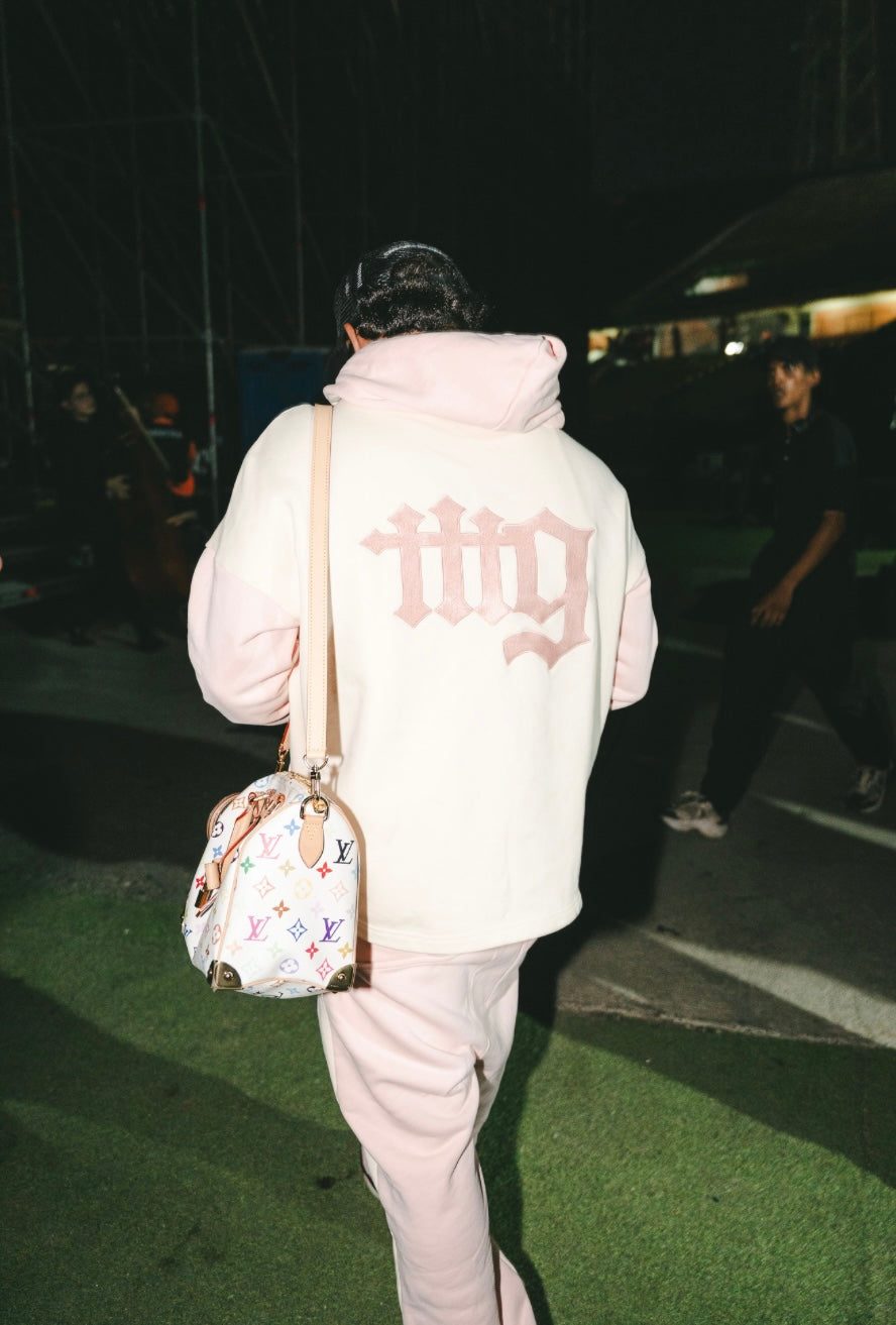 Espalda de la Pink & Creme Hoodie con el mg gótico