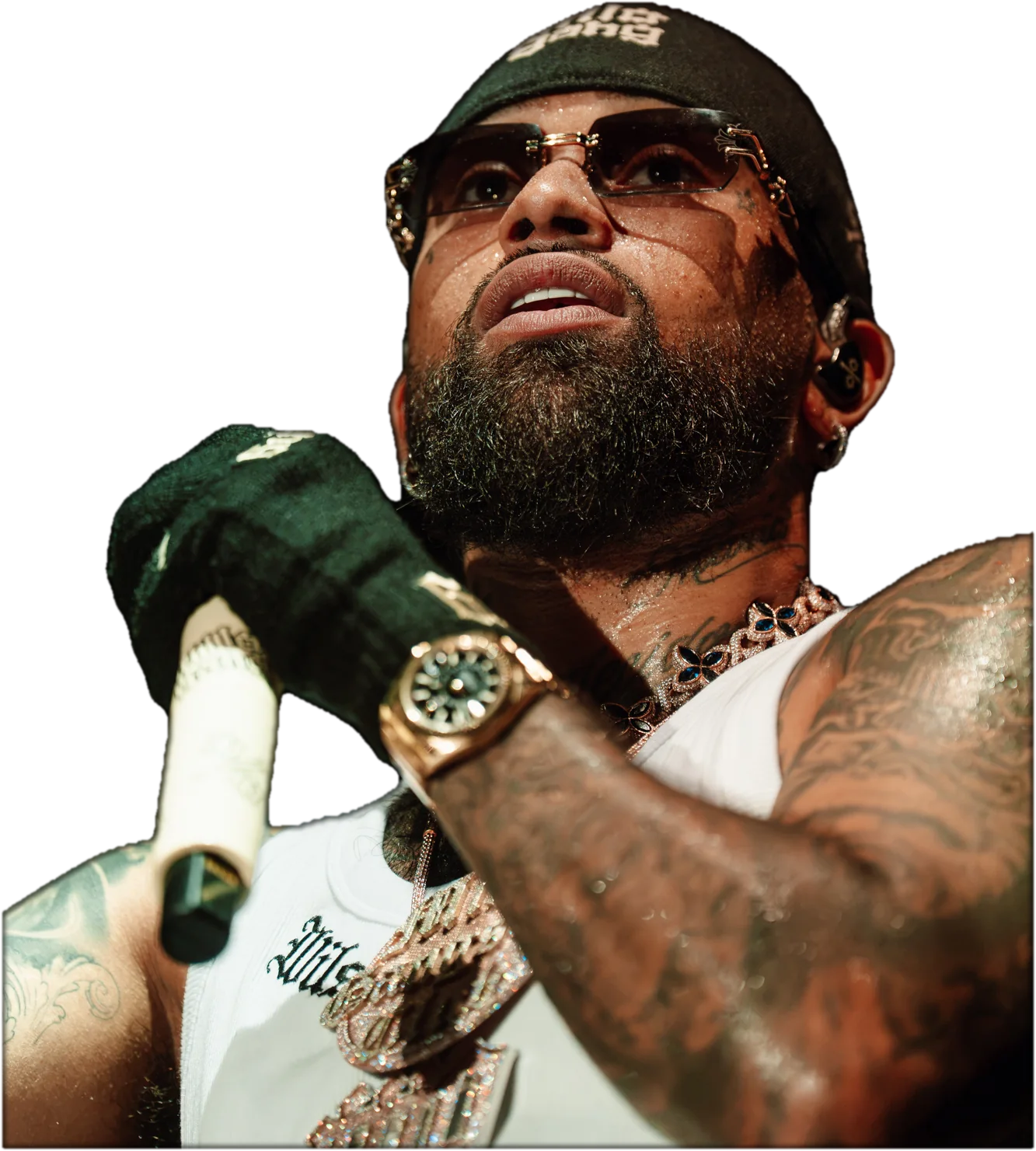 Bryant Myers on stage in Barcelona, wearing the Millo Gang cap